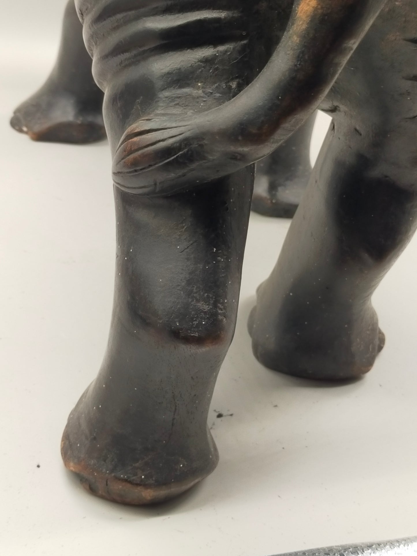 Handgeschnitzte Nashorn Skulptur aus Massivholz
