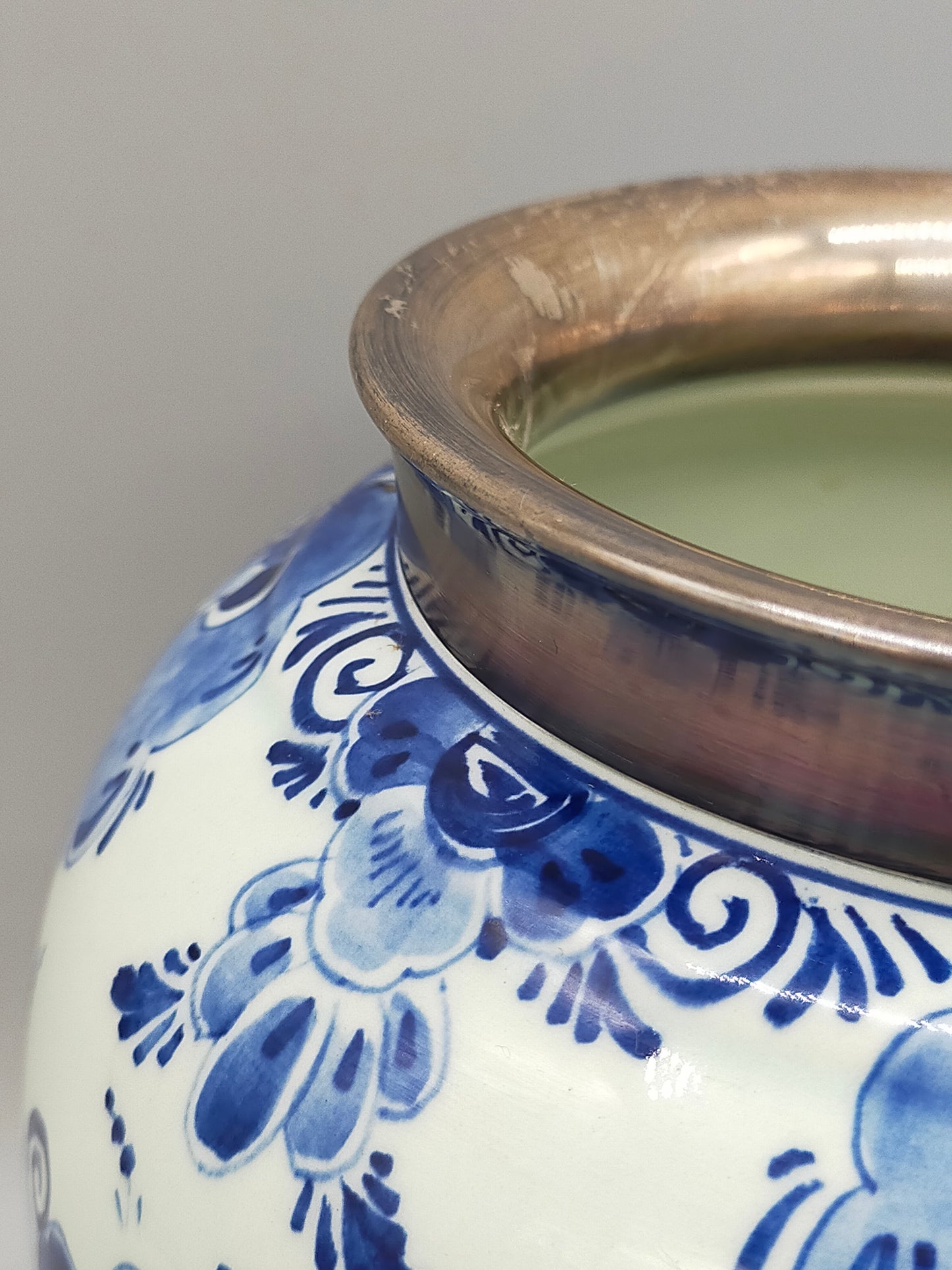 Prunkvolle Regina Delft Vase – mit 925 Sterling Silberrand
