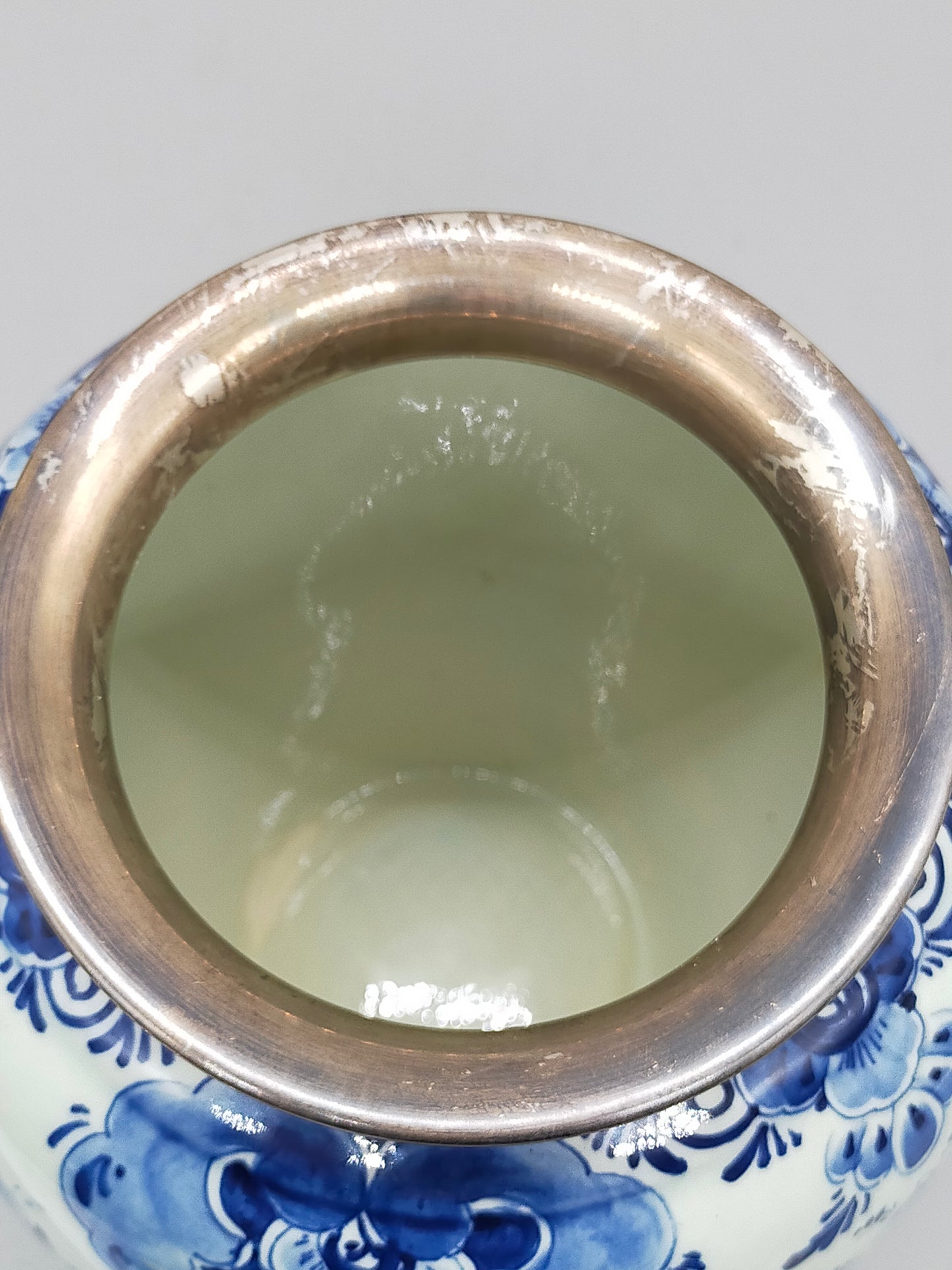 Prunkvolle Regina Delft Vase – mit 925 Sterling Silberrand