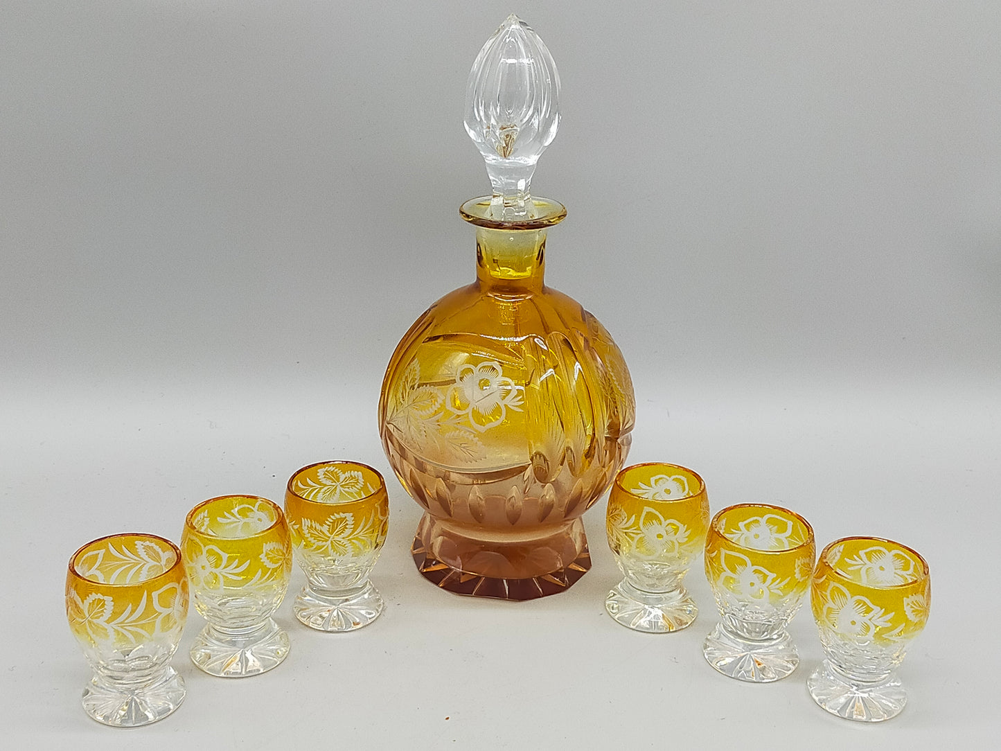 Edles Likörset aus Bernstein Glas – Antikes Design mit Blumenschliff