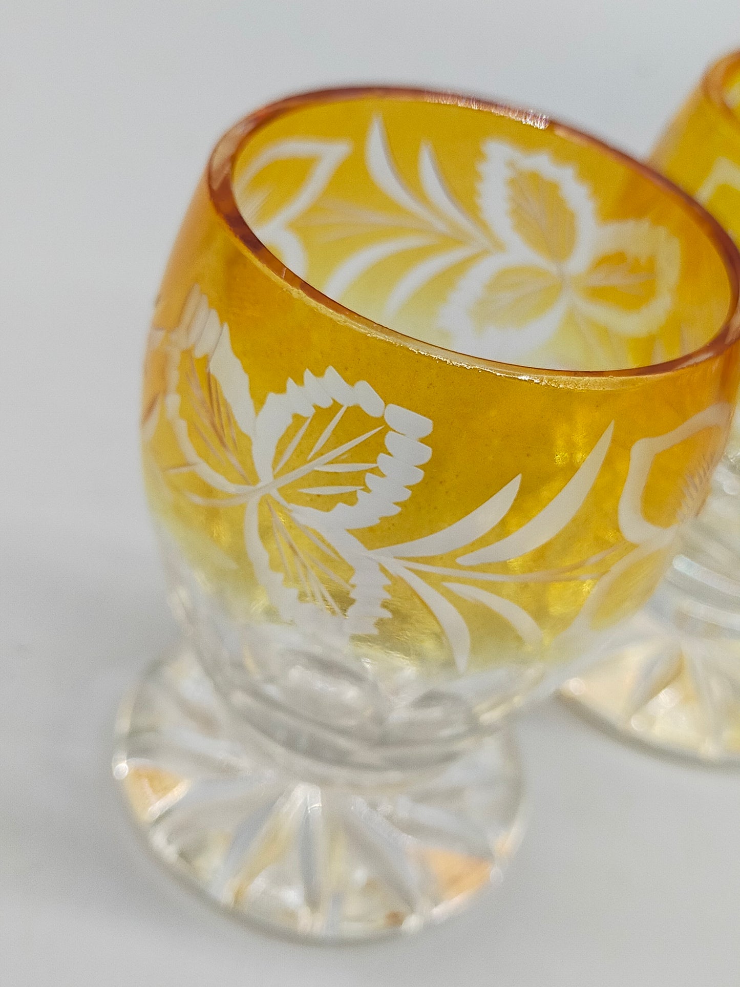 Edles Likörset aus Bernstein Glas – Antikes Design mit Blumenschliff