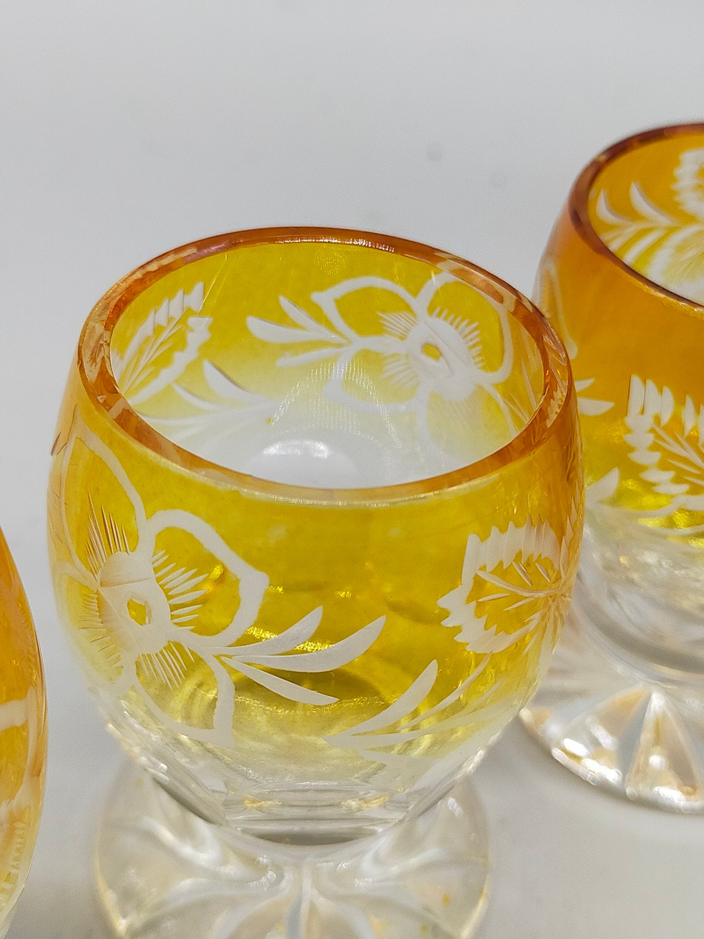Edles Likörset aus Bernstein Glas – Antikes Design mit Blumenschliff