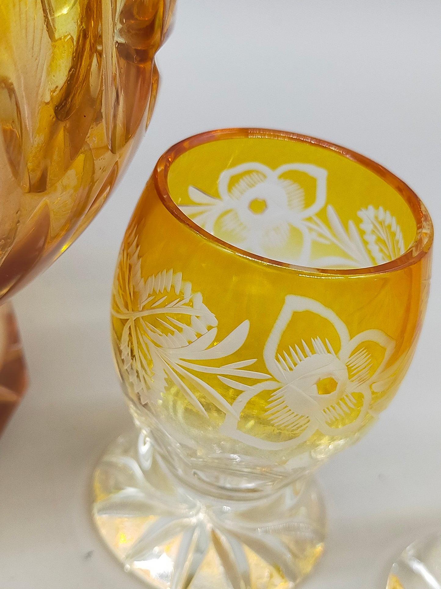 Edles Likörset aus Bernstein Glas – Antikes Design mit Blumenschliff