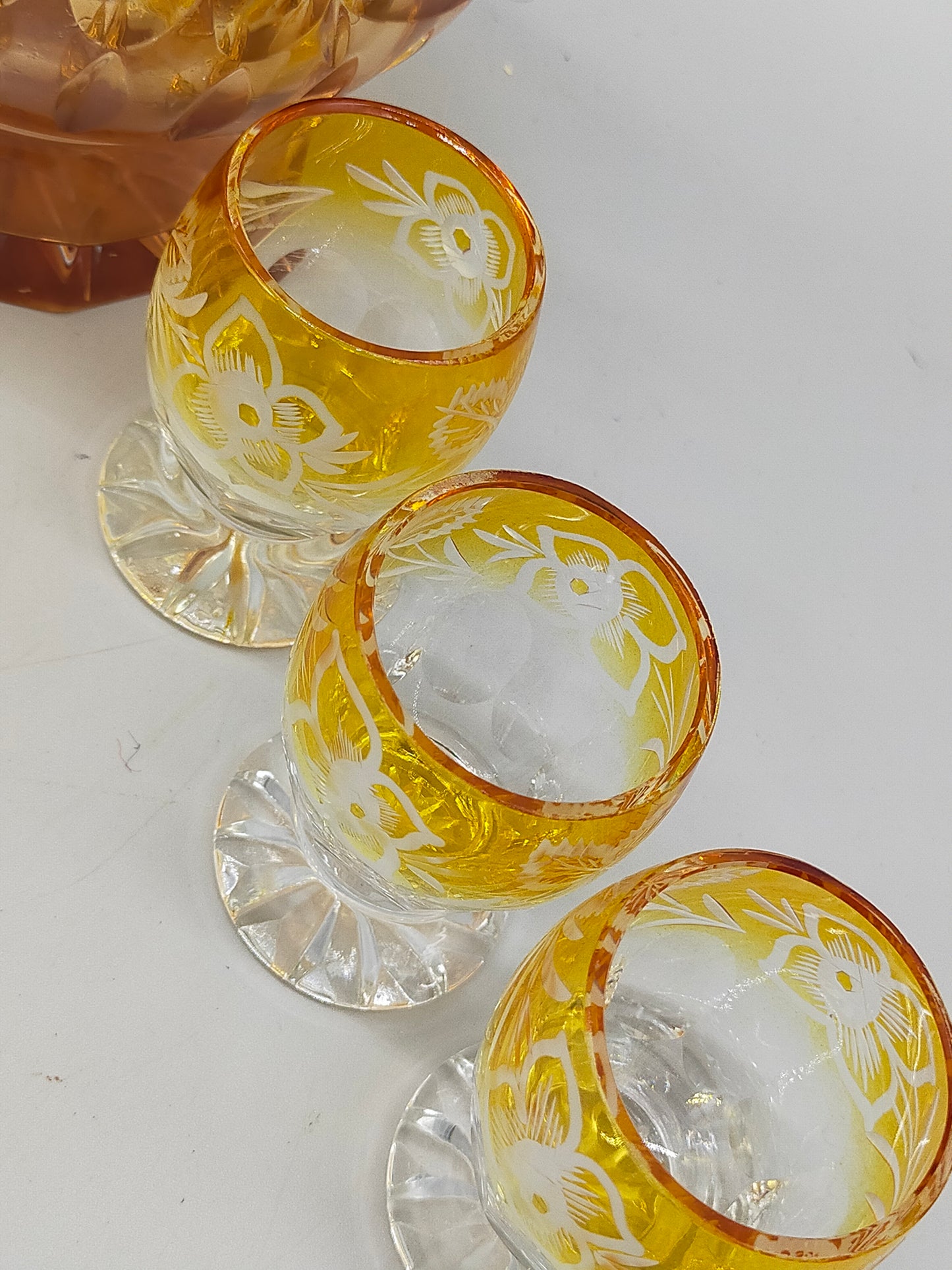 Edles Likörset aus Bernstein Glas – Antikes Design mit Blumenschliff