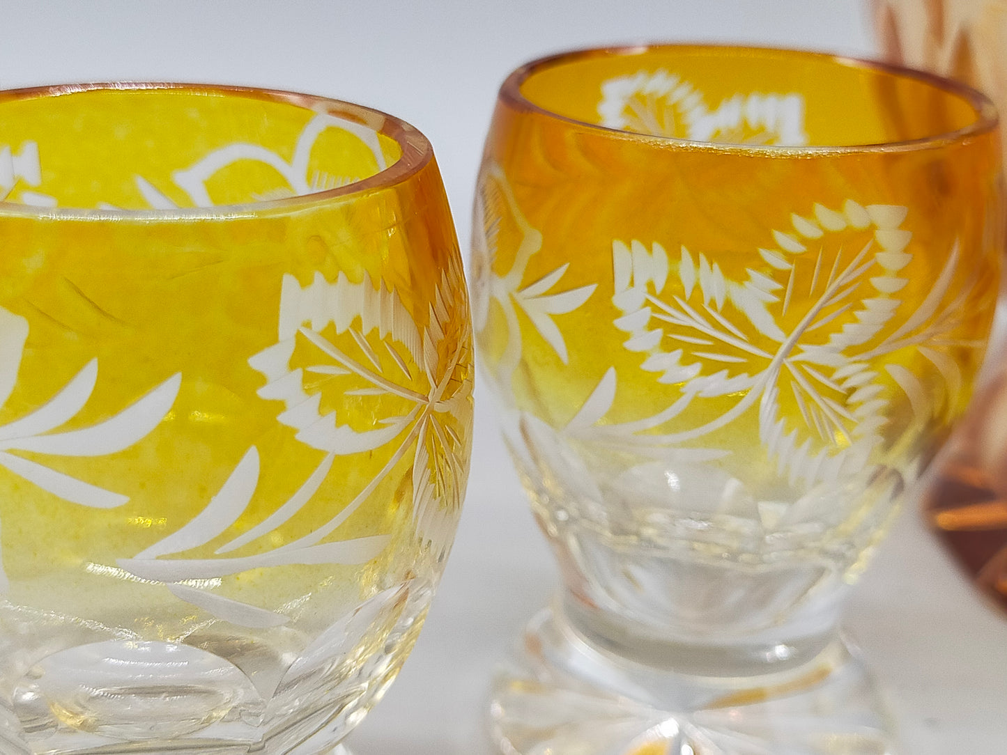 Edles Likörset aus Bernstein Glas – Antikes Design mit Blumenschliff