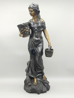 Antike Bronze-Optik Skulptur – Junge Frau mit Körben, Dekofigur