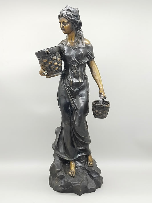 Antike Bronze-Optik Skulptur – Junge Frau mit Körben, Dekofigur
