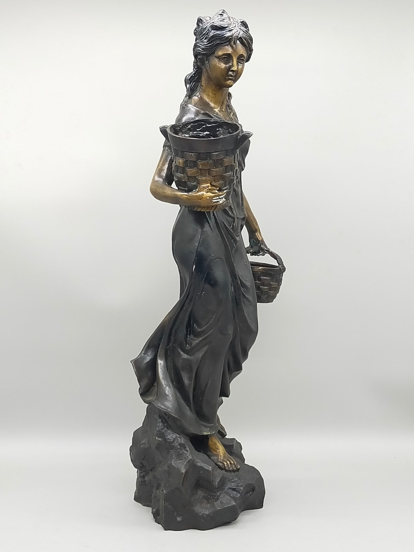 Antike Bronze-Optik Skulptur – Junge Frau mit Körben, Dekofigur