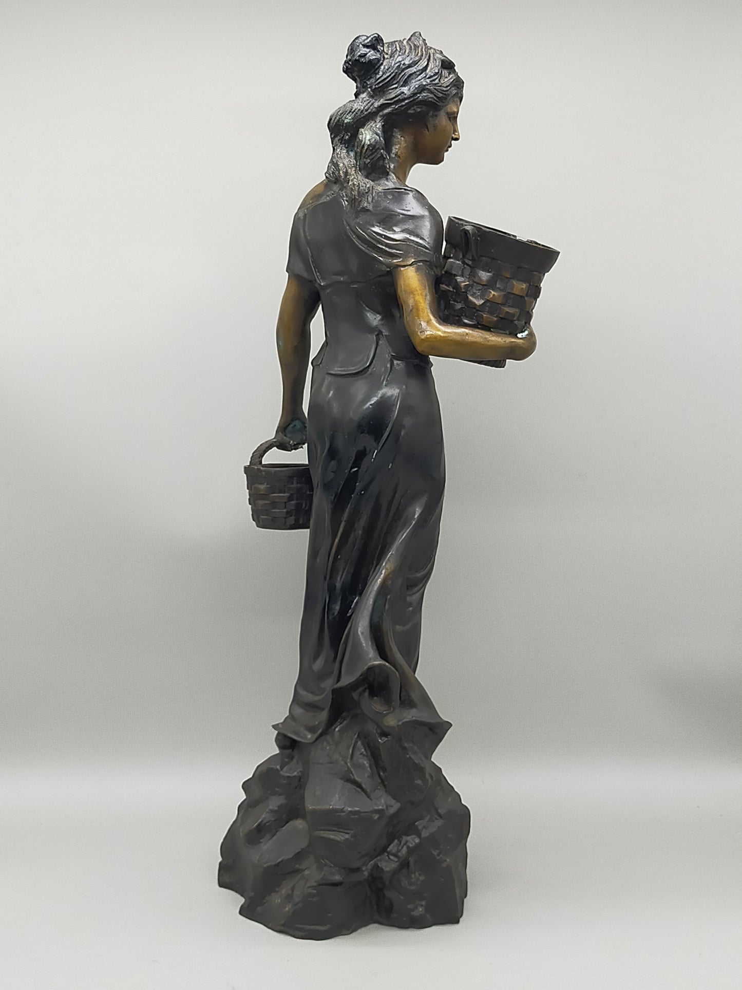 Antike Bronze-Optik Skulptur – Junge Frau mit Körben, Dekofigur