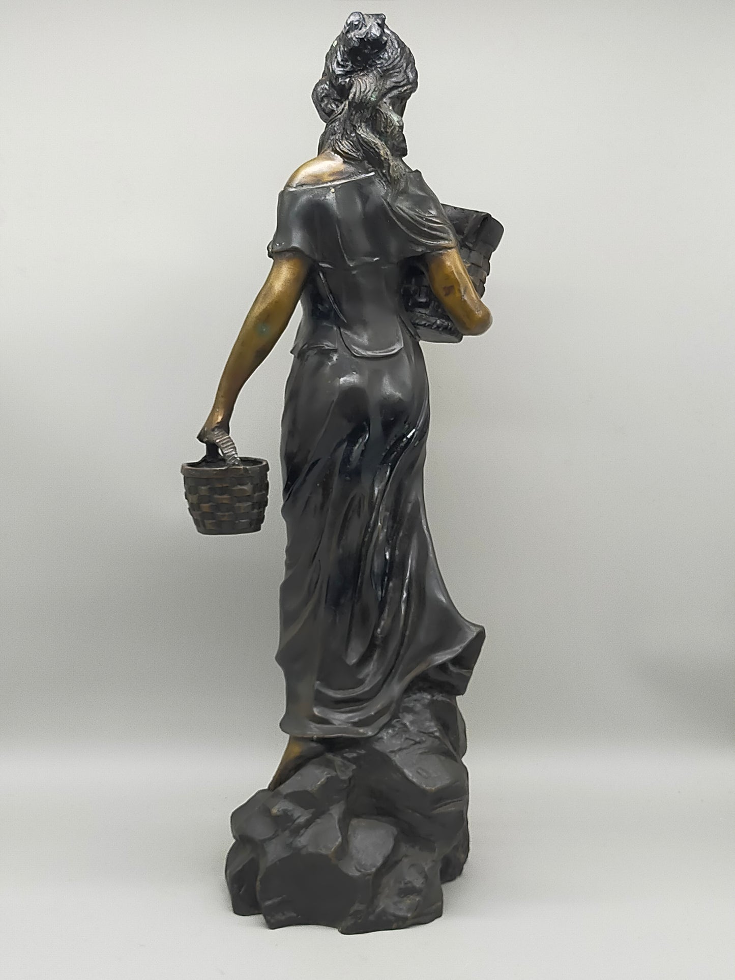 Antike Bronze-Optik Skulptur – Junge Frau mit Körben, Dekofigur