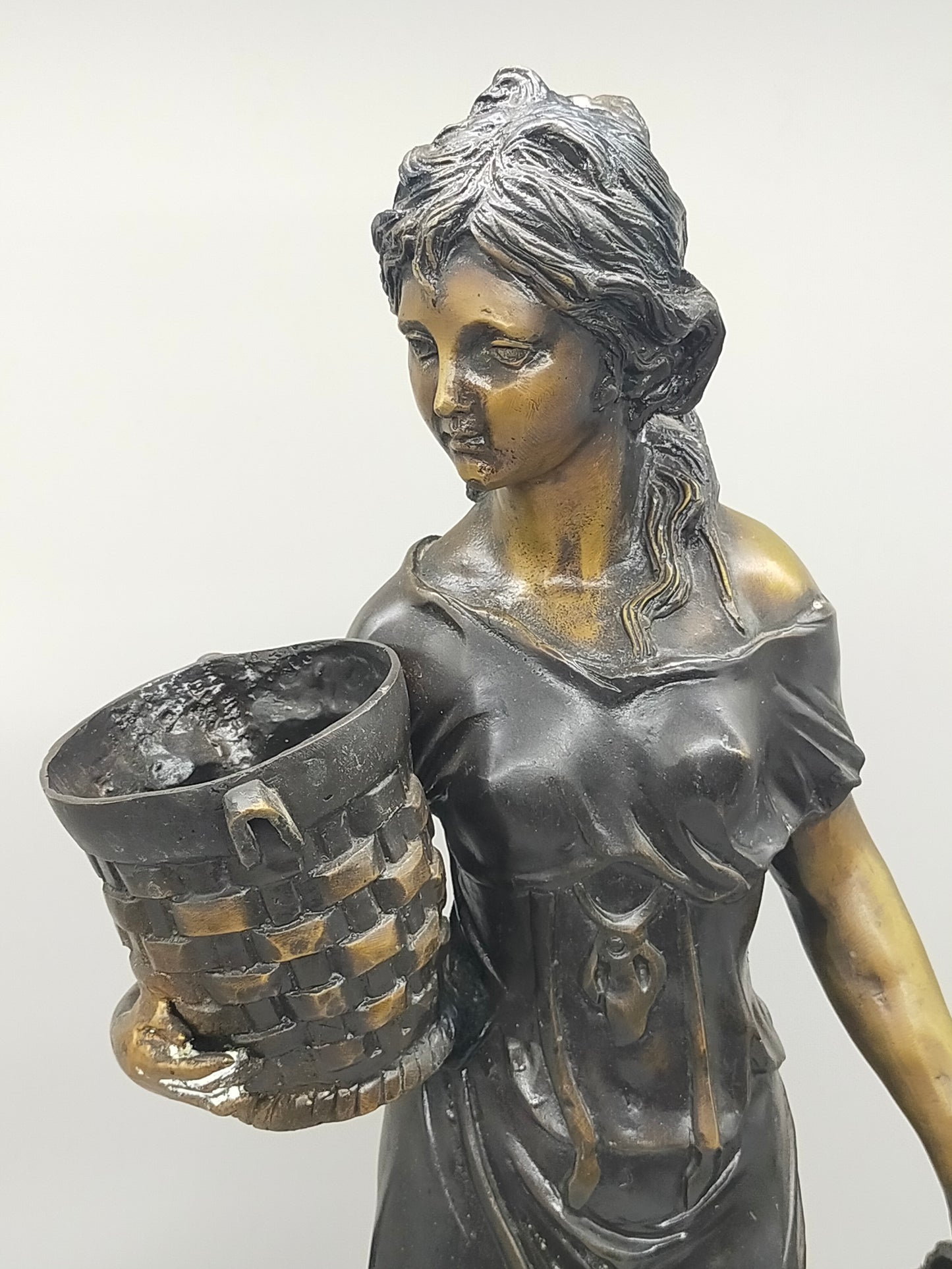 Antike Bronze-Optik Skulptur – Junge Frau mit Körben, Dekofigur