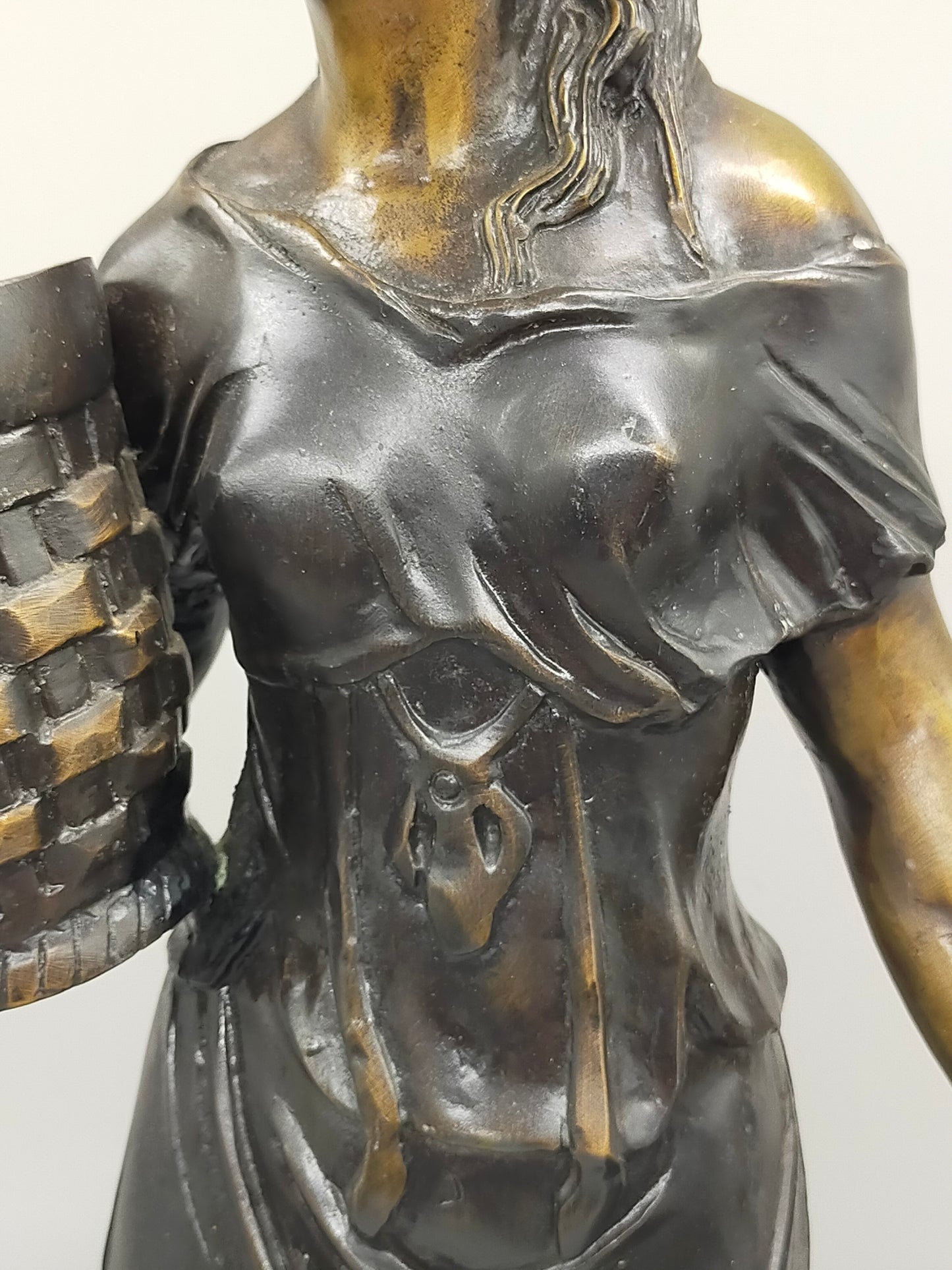 Antike Bronze-Optik Skulptur – Junge Frau mit Körben, Dekofigur