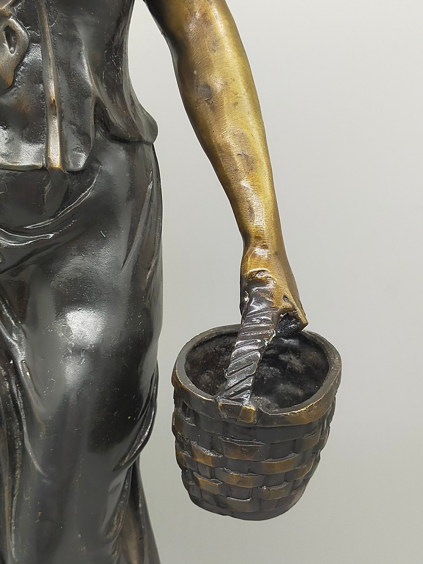 Antike Bronze-Optik Skulptur – Junge Frau mit Körben, Dekofigur