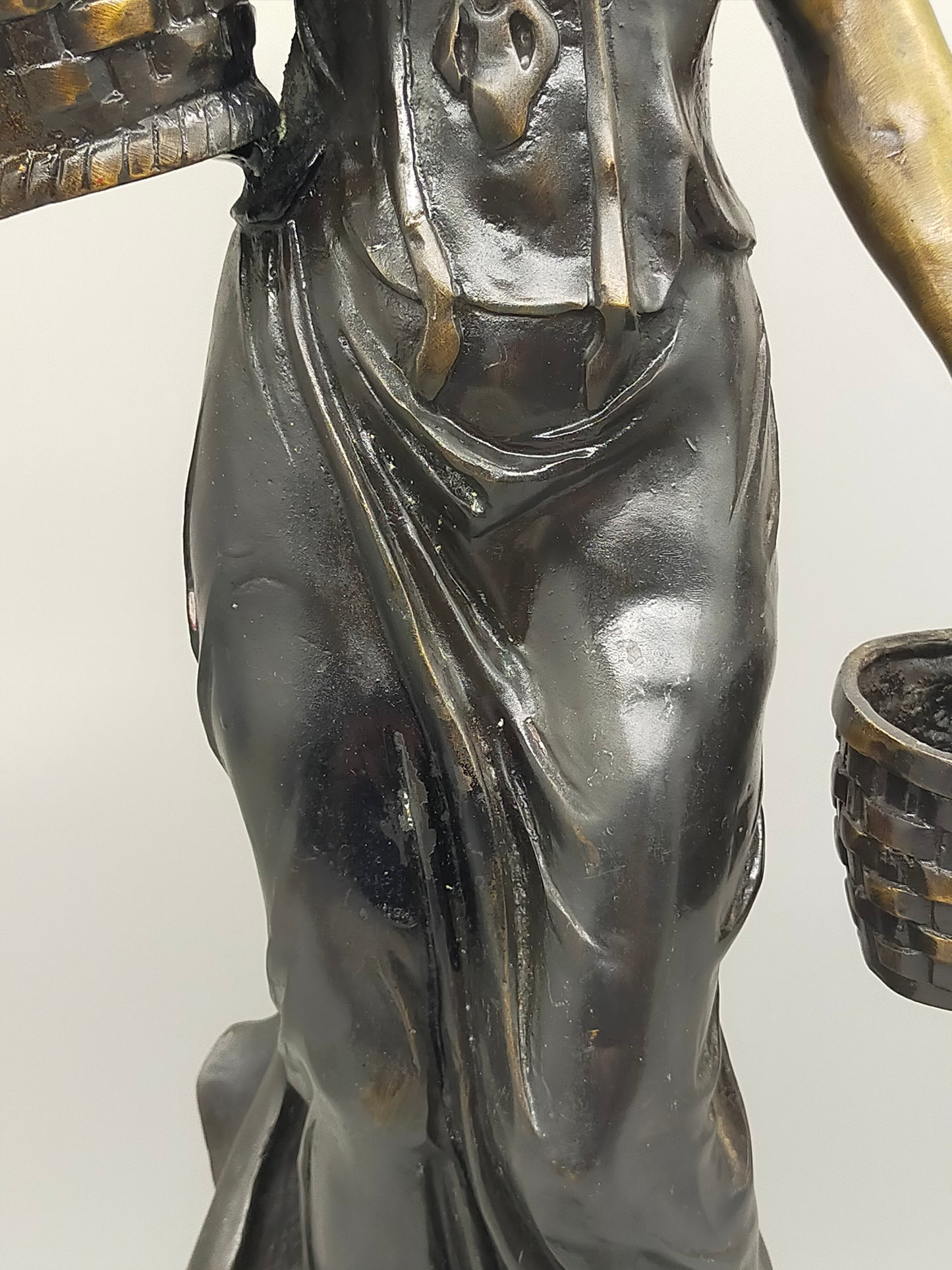 Antike Bronze-Optik Skulptur – Junge Frau mit Körben, Dekofigur