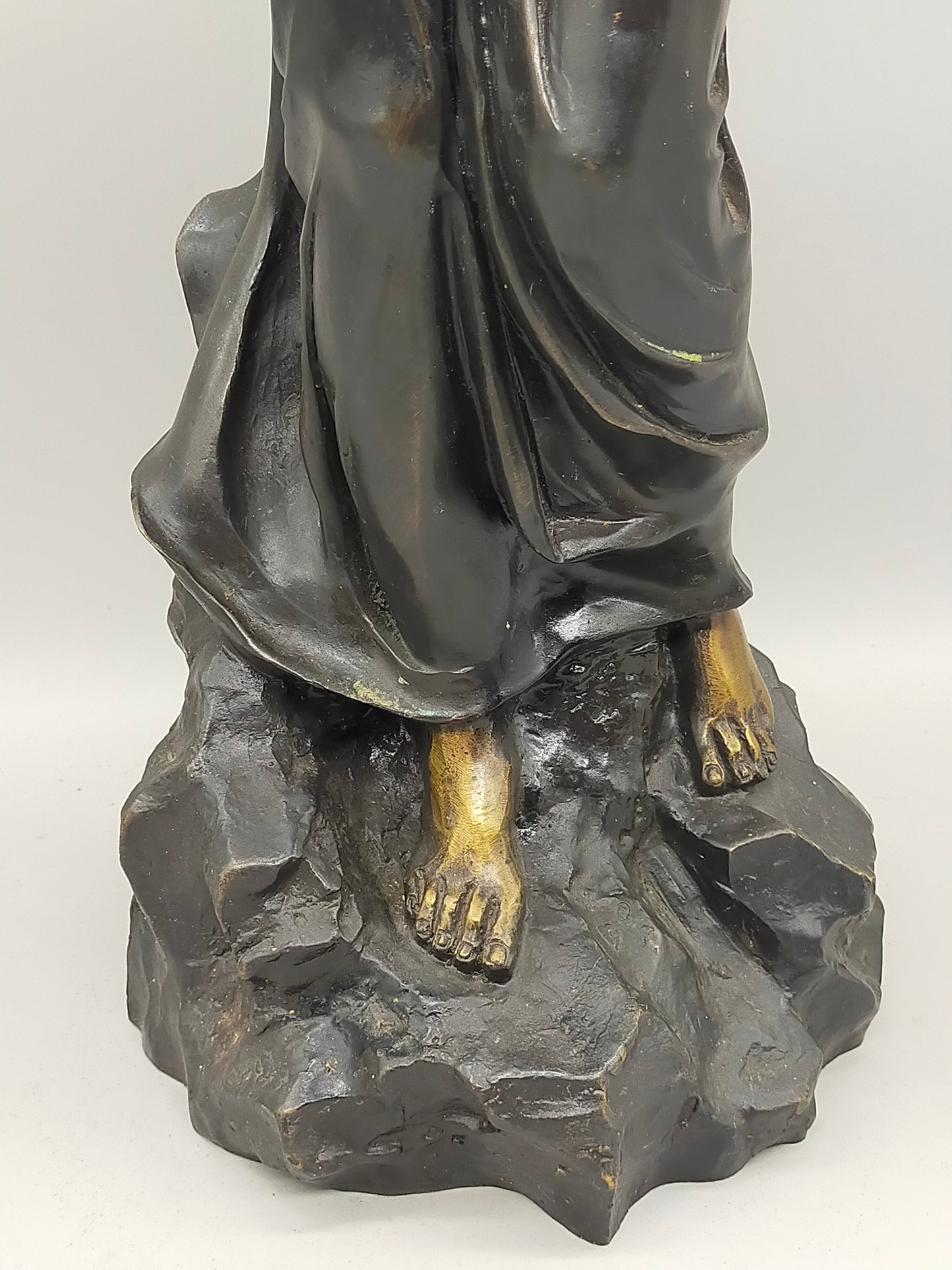 Antike Bronze-Optik Skulptur – Junge Frau mit Körben, Dekofigur