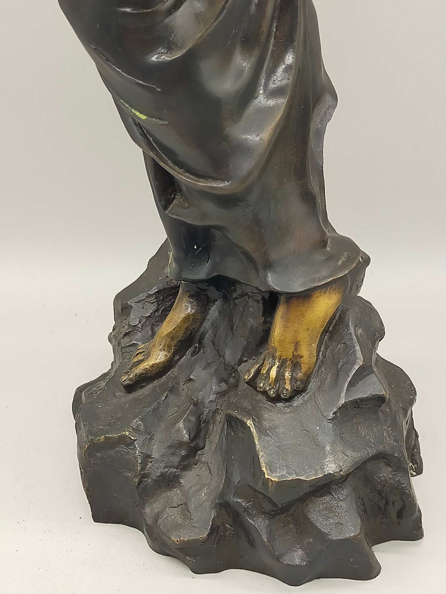 Antike Bronze-Optik Skulptur – Junge Frau mit Körben, Dekofigur