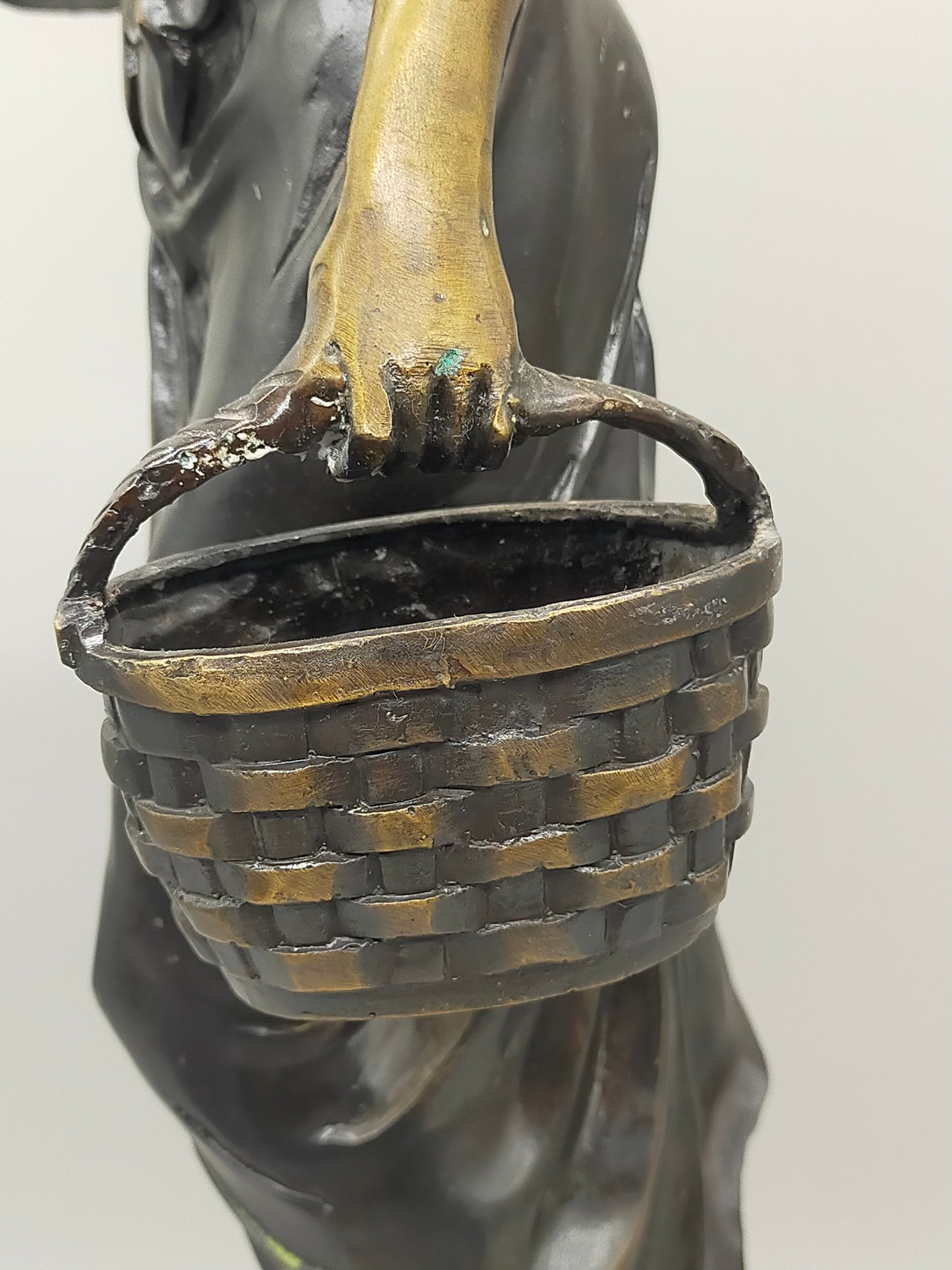 Antike Bronze-Optik Skulptur – Junge Frau mit Körben, Dekofigur