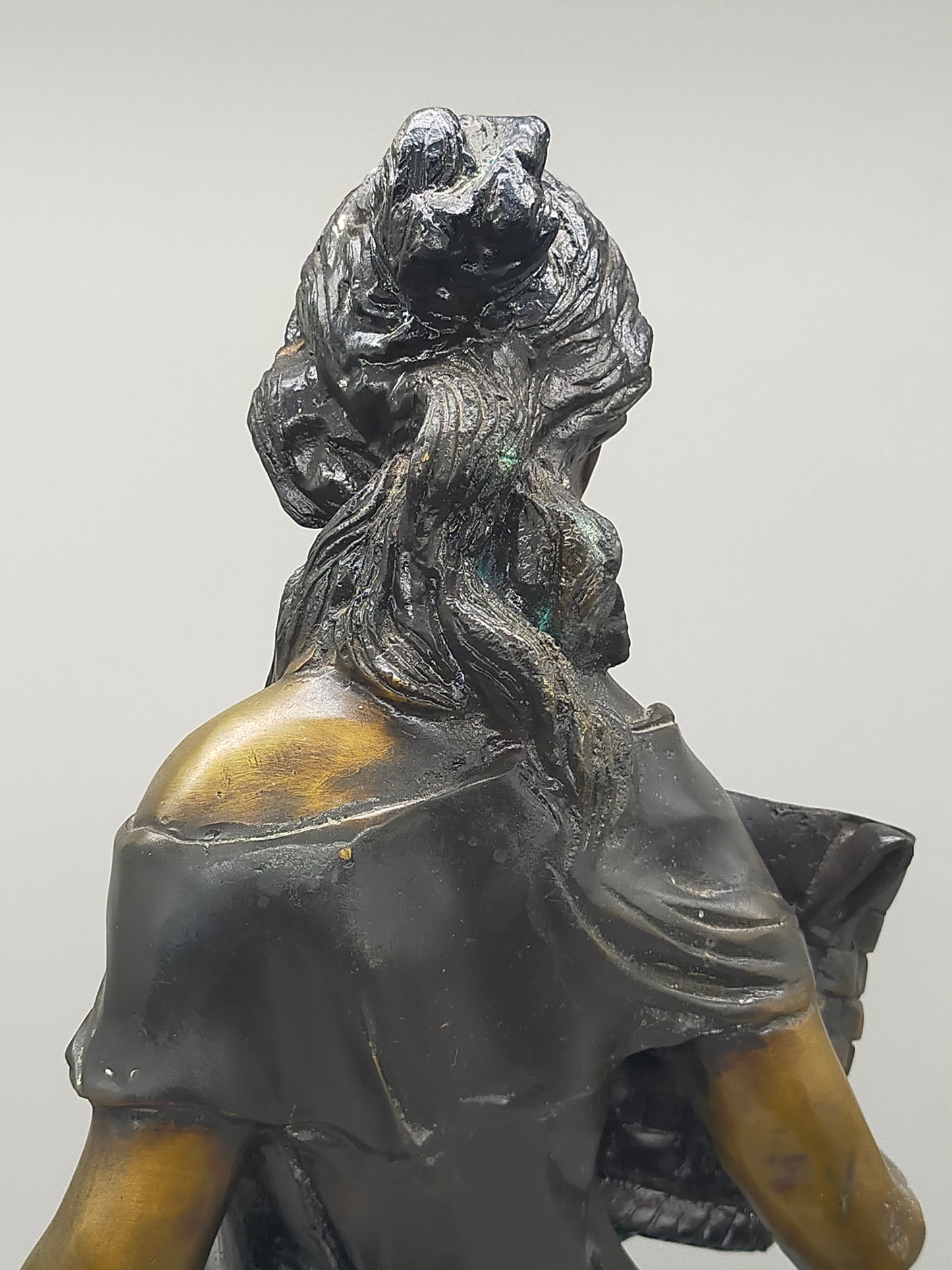 Antike Bronze-Optik Skulptur – Junge Frau mit Körben, Dekofigur