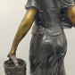 Antike Bronze-Optik Skulptur – Junge Frau mit Körben, Dekofigur