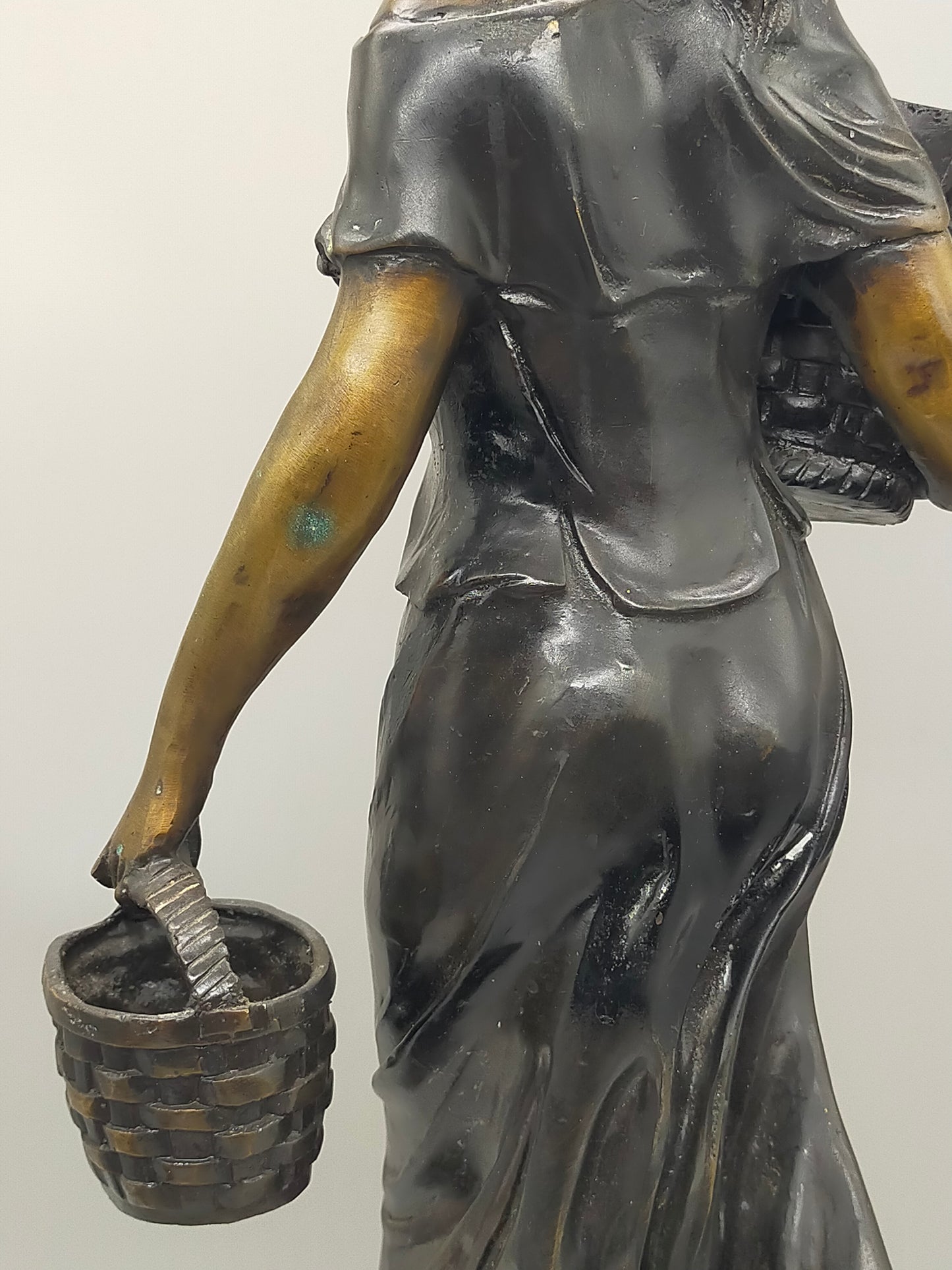 Antike Bronze-Optik Skulptur – Junge Frau mit Körben, Dekofigur