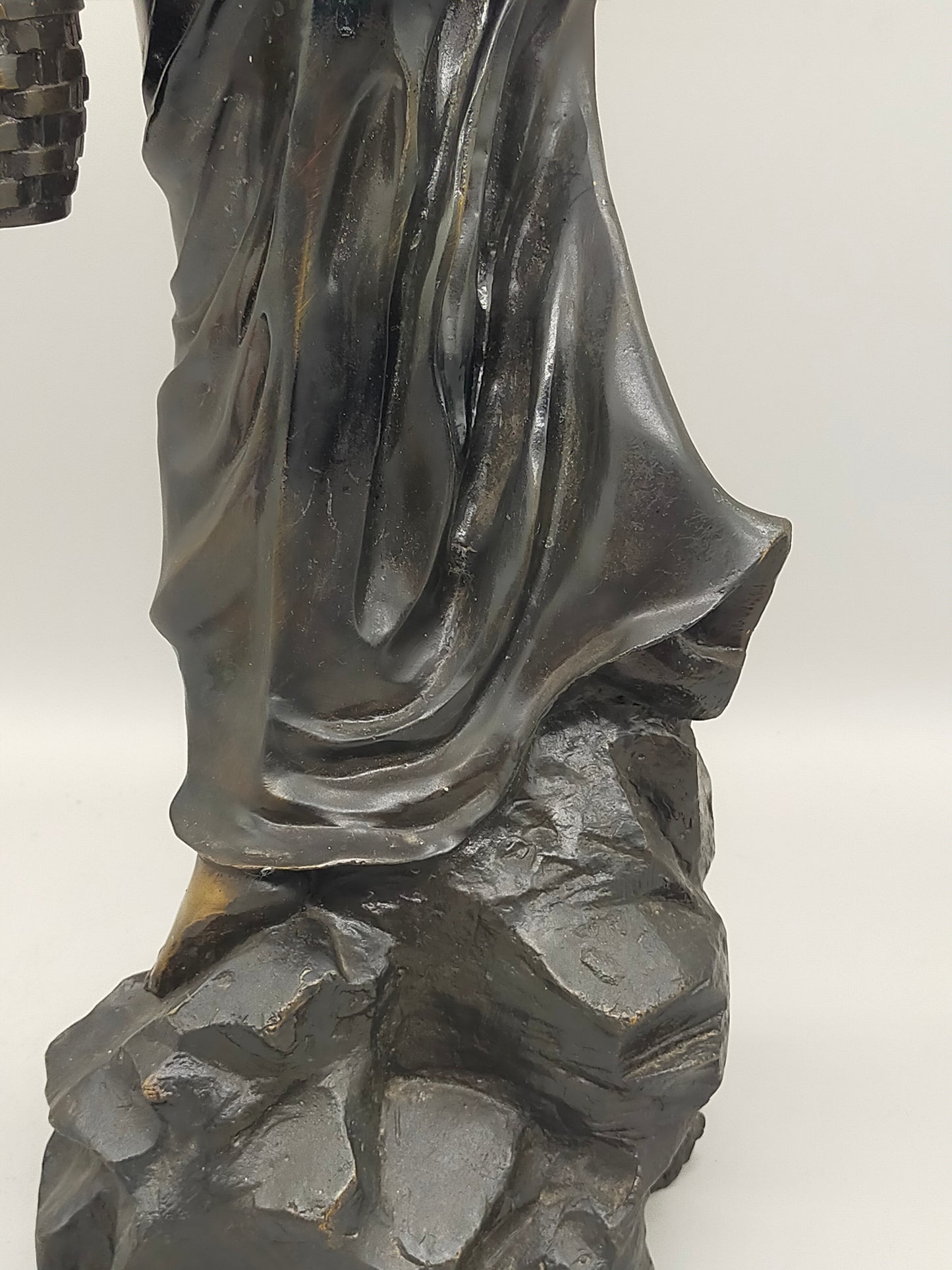 Antike Bronze-Optik Skulptur – Junge Frau mit Körben, Dekofigur