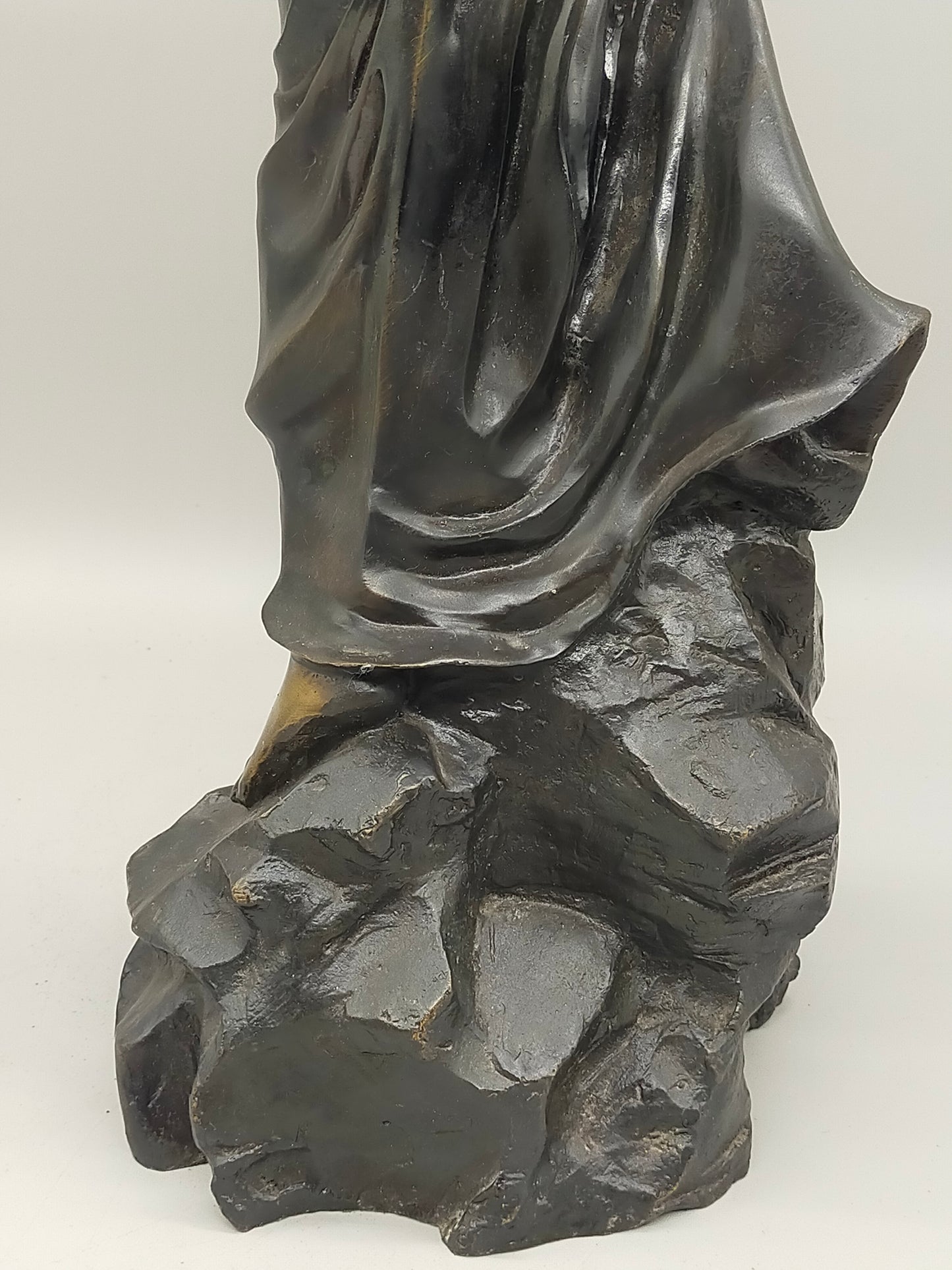 Antike Bronze-Optik Skulptur – Junge Frau mit Körben, Dekofigur