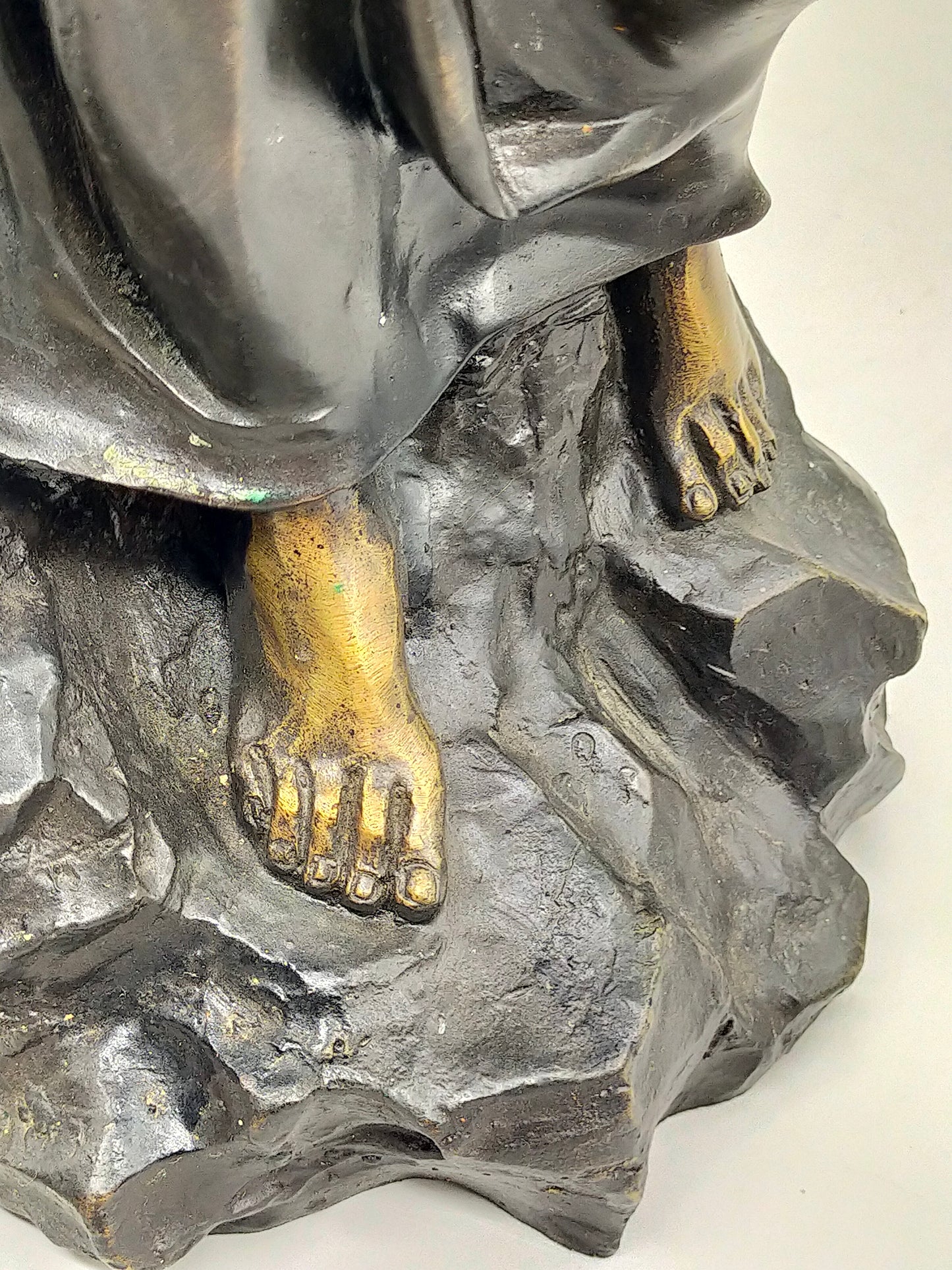 Antike Bronze-Optik Skulptur – Junge Frau mit Körben, Dekofigur