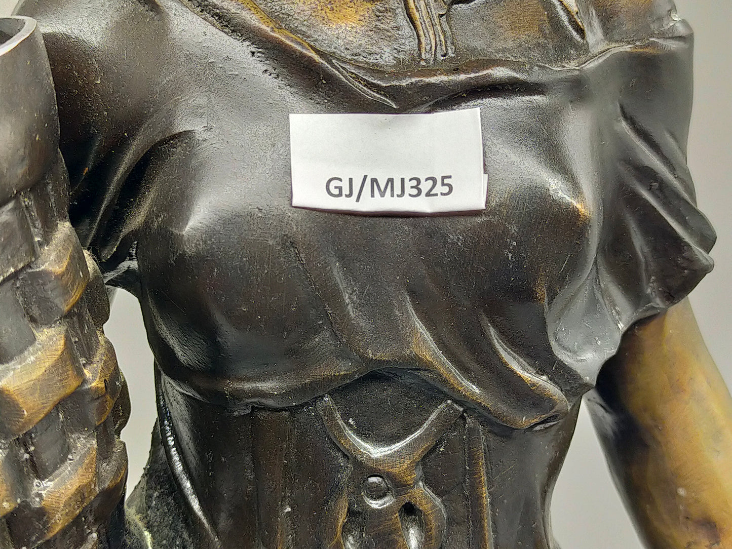 Antike Bronze-Optik Skulptur – Junge Frau mit Körben, Dekofigur