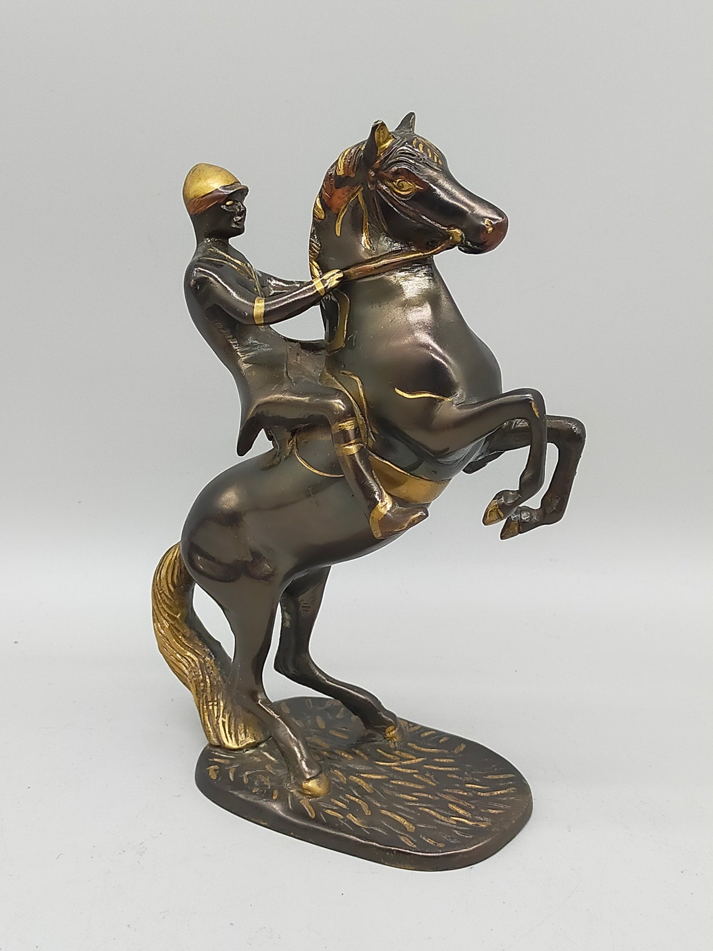Antike Bronze Skulptur – Reiter auf steigendem Pferd im Kolonialstil