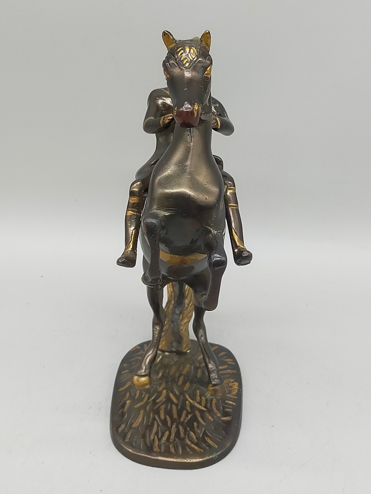 Antike Bronze Skulptur – Reiter auf steigendem Pferd im Kolonialstil