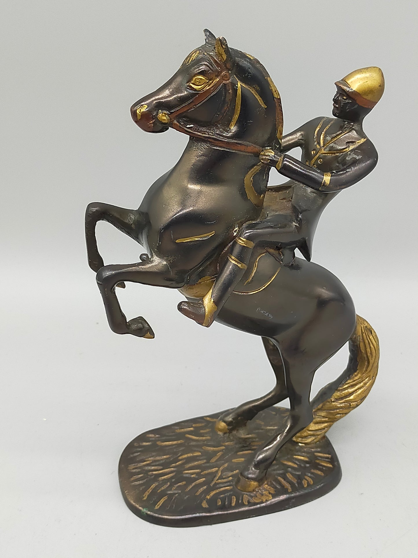 Antike Bronze Skulptur – Reiter auf steigendem Pferd im Kolonialstil
