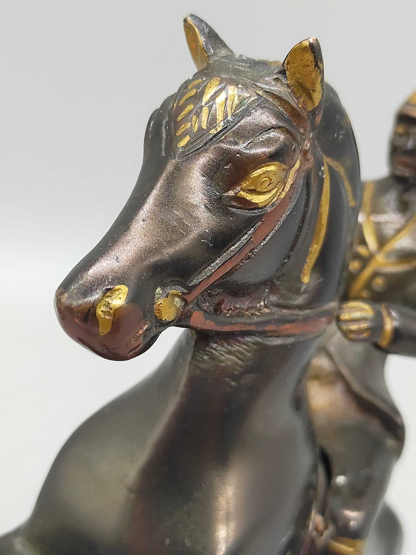 Antike Bronze Skulptur – Reiter auf steigendem Pferd im Kolonialstil