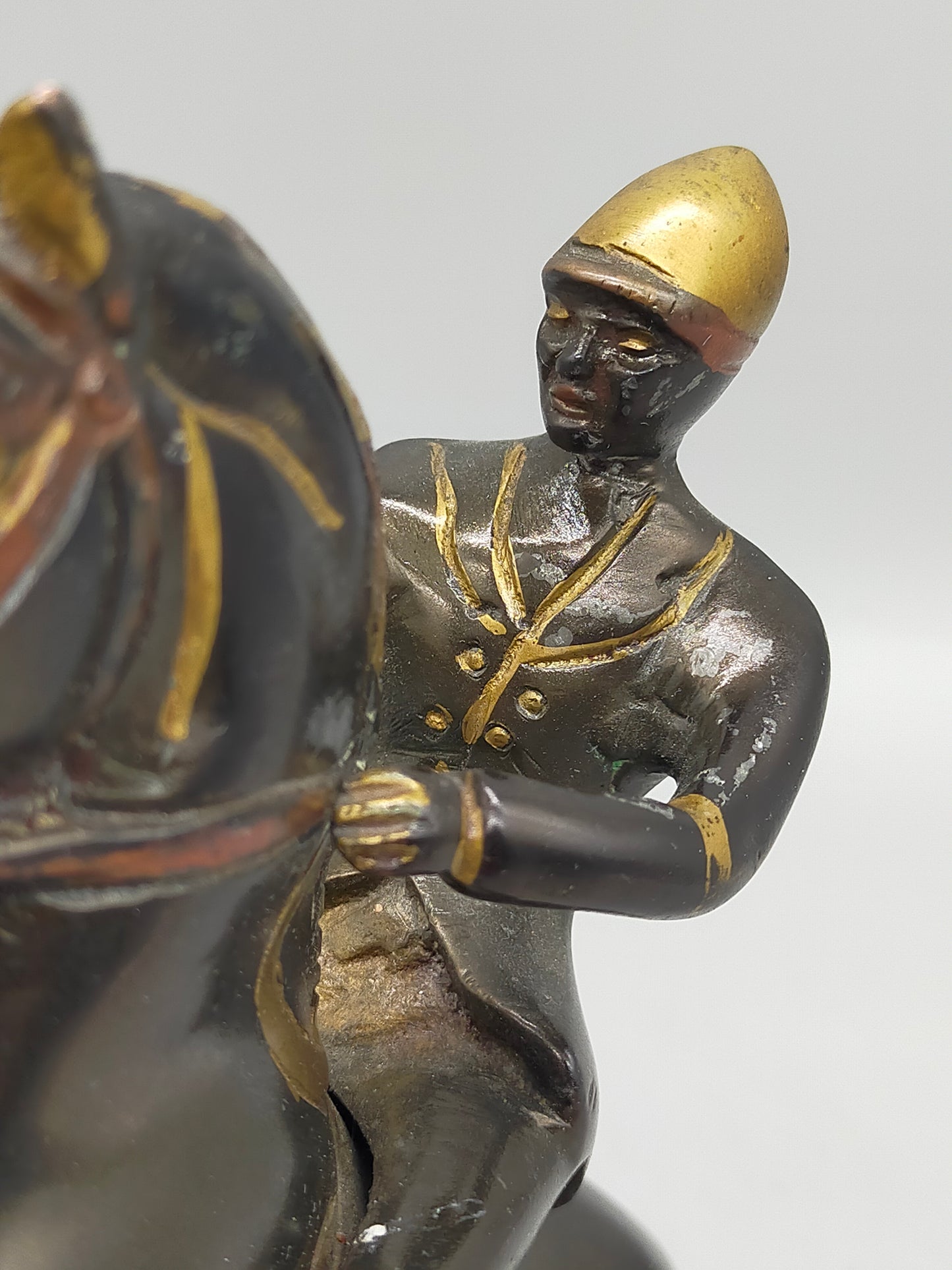 Antike Bronze Skulptur – Reiter auf steigendem Pferd im Kolonialstil