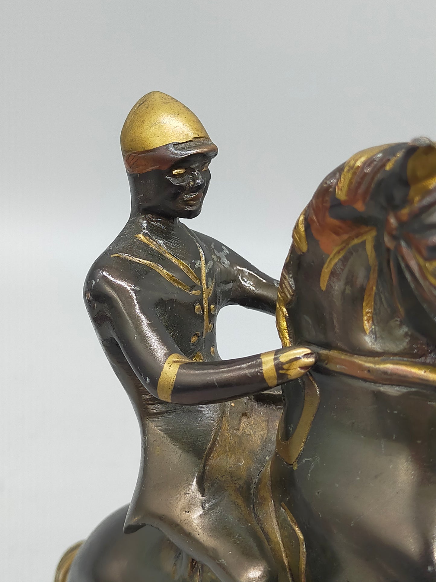 Antike Bronze Skulptur – Reiter auf steigendem Pferd im Kolonialstil