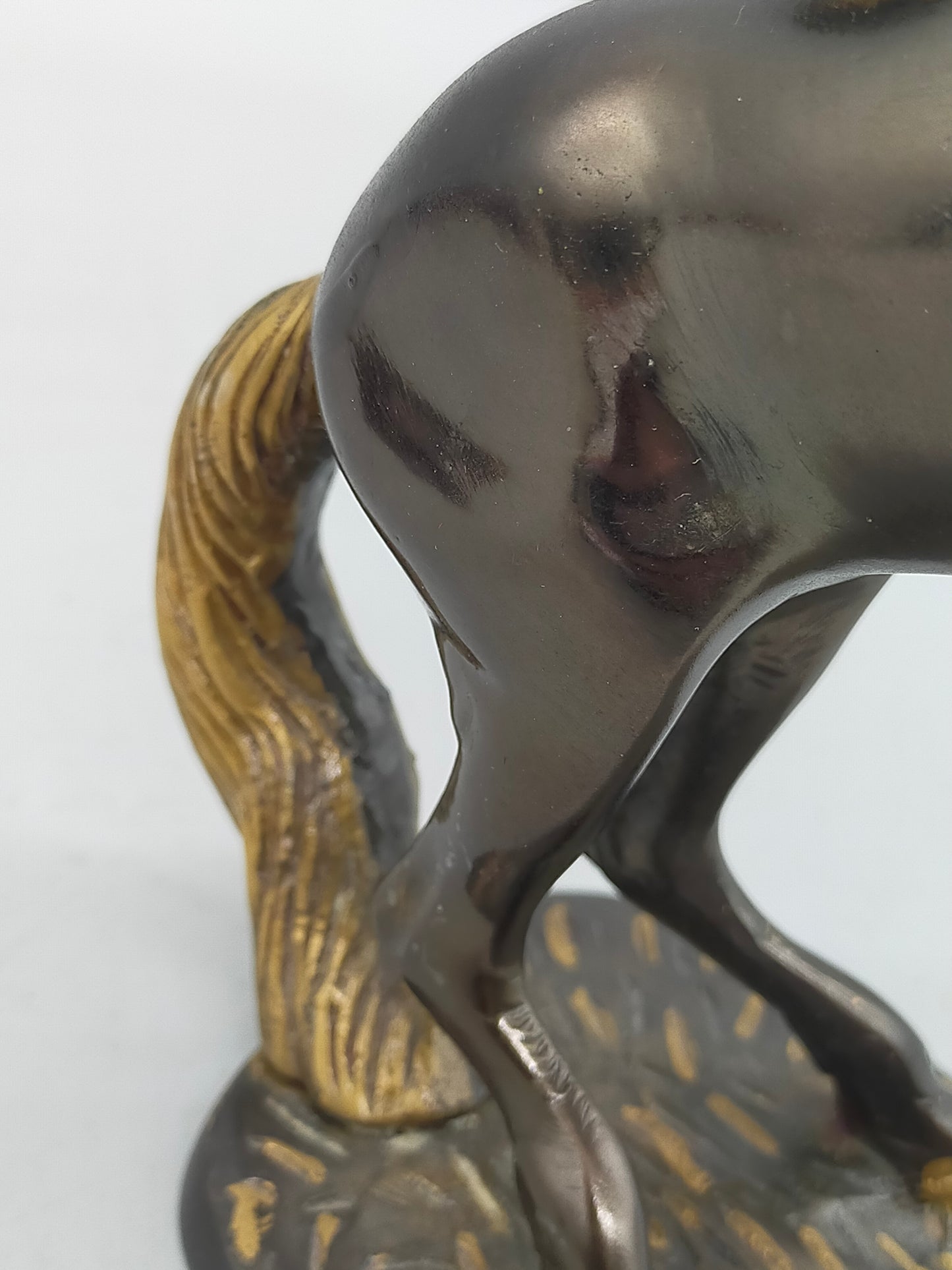 Antike Bronze Skulptur – Reiter auf steigendem Pferd im Kolonialstil