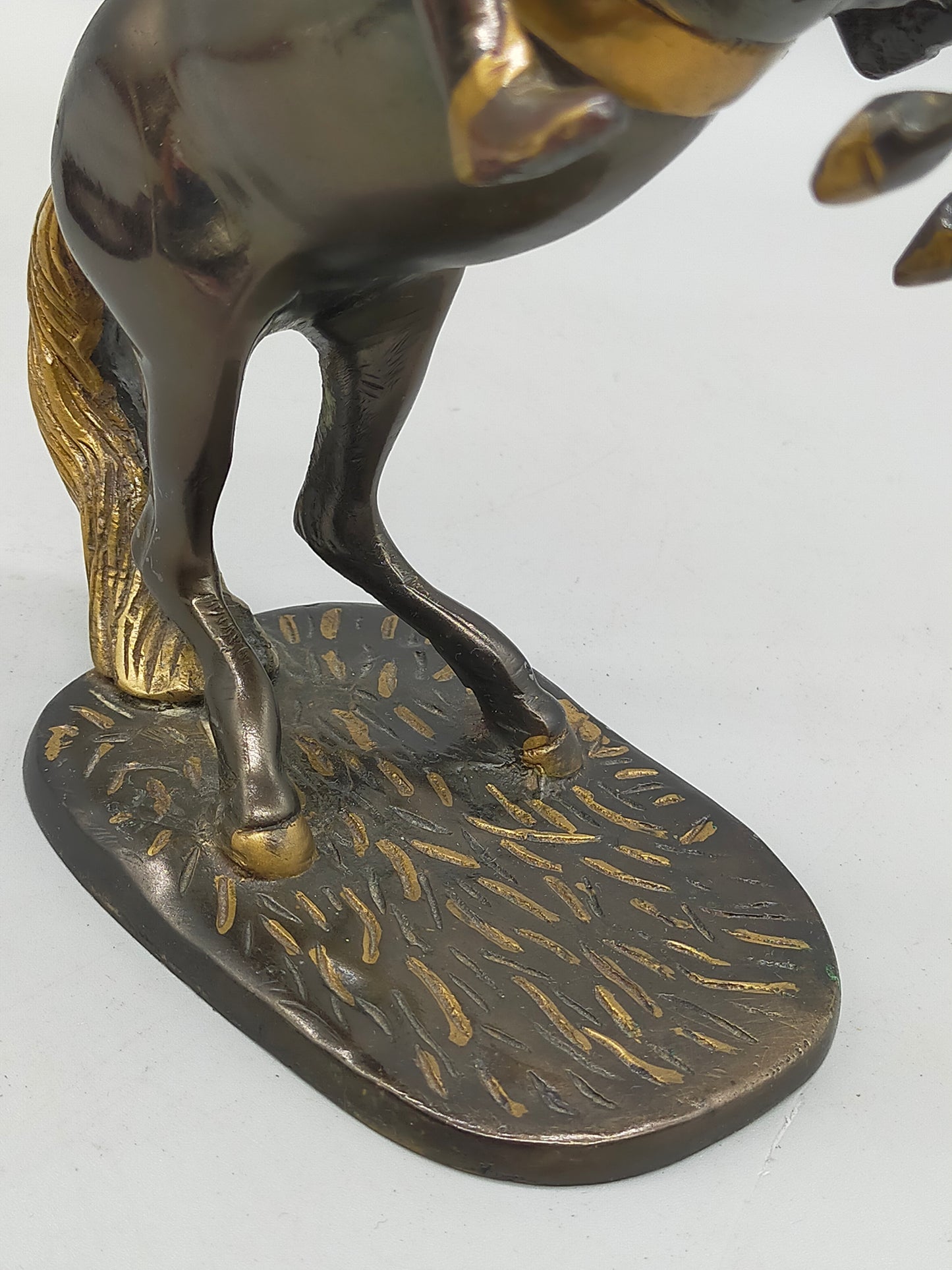 Antike Bronze Skulptur – Reiter auf steigendem Pferd im Kolonialstil