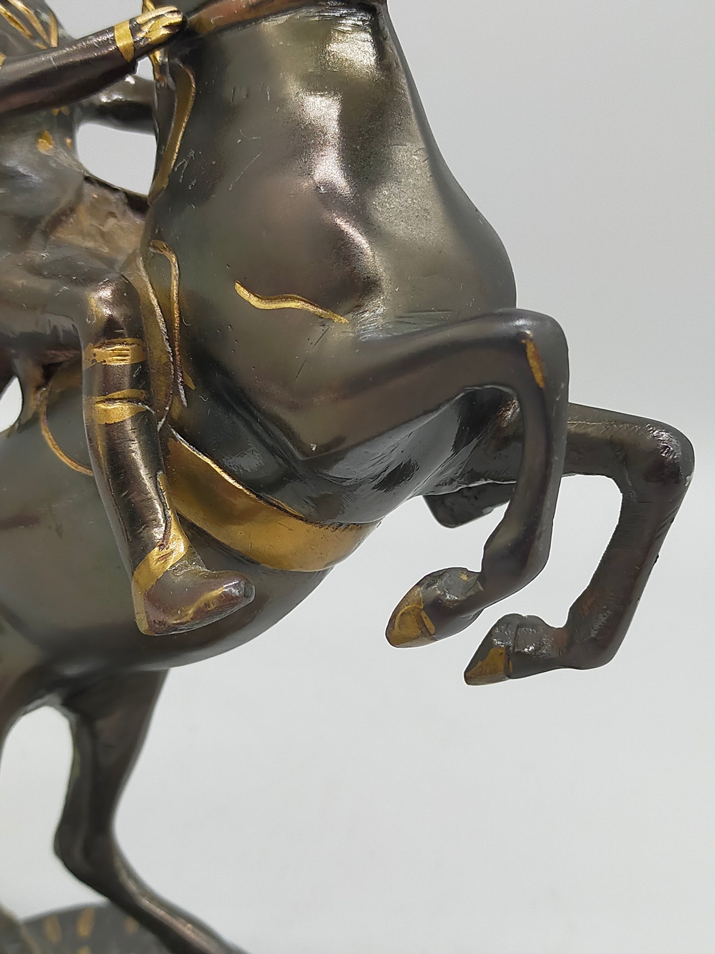 Antike Bronze Skulptur – Reiter auf steigendem Pferd im Kolonialstil