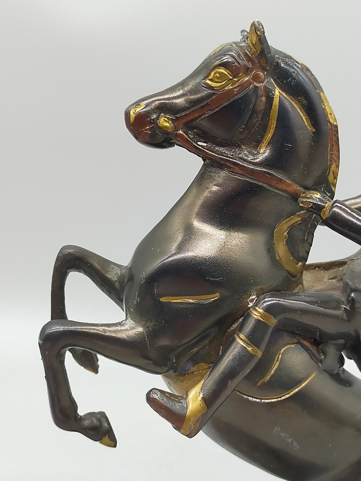Antike Bronze Skulptur – Reiter auf steigendem Pferd im Kolonialstil