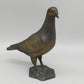 Antike Bronze Taube Figur – Tierskulptur auf Felssockel