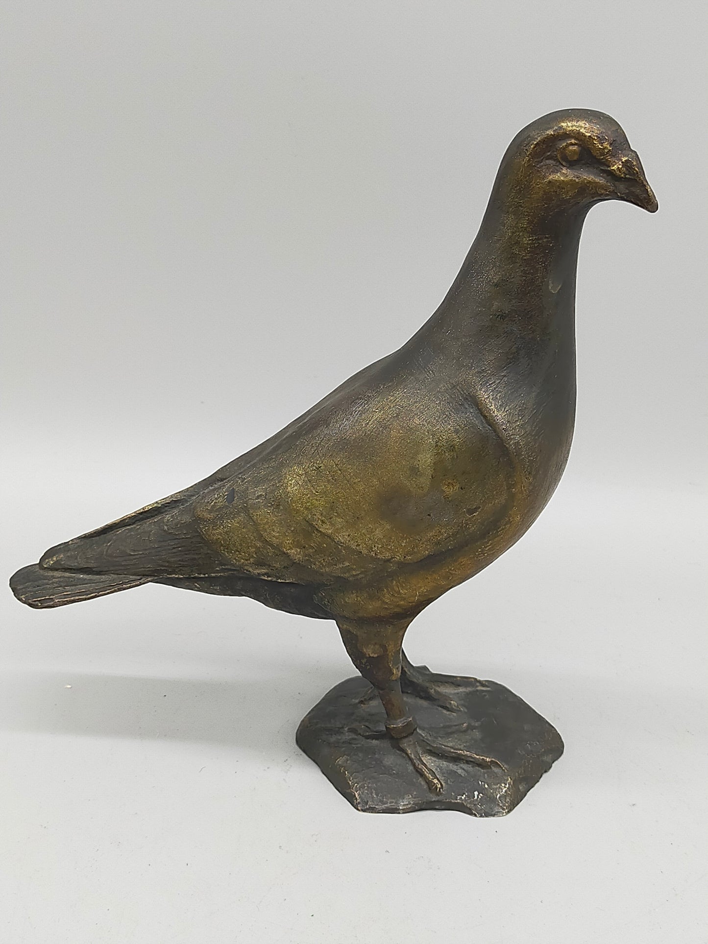 Antike Bronze Taube Figur – Tierskulptur auf Felssockel