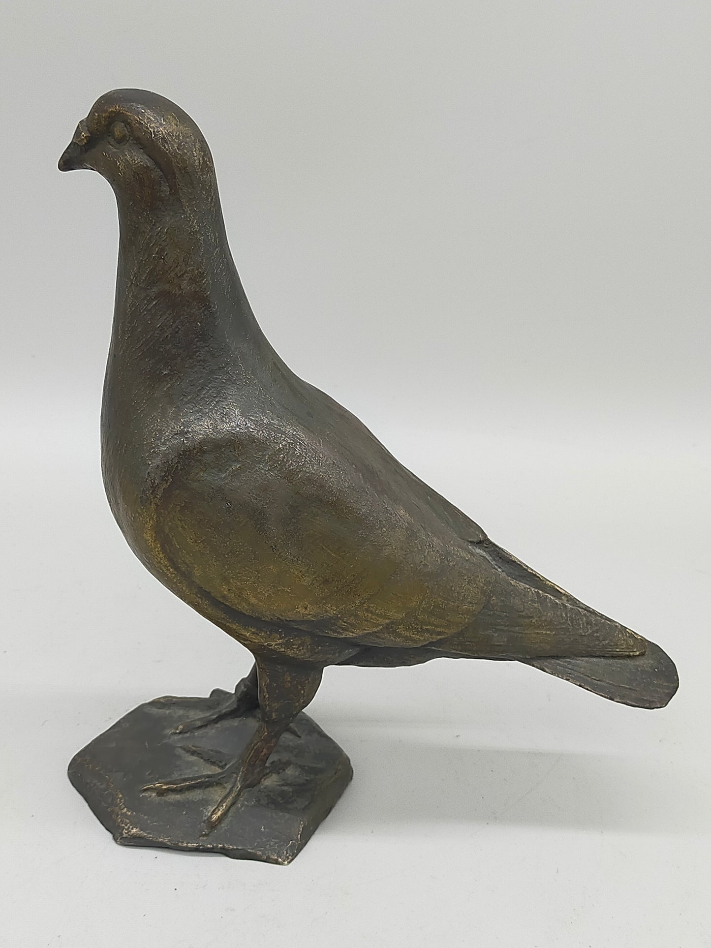 Antike Bronze Taube Figur – Tierskulptur auf Felssockel