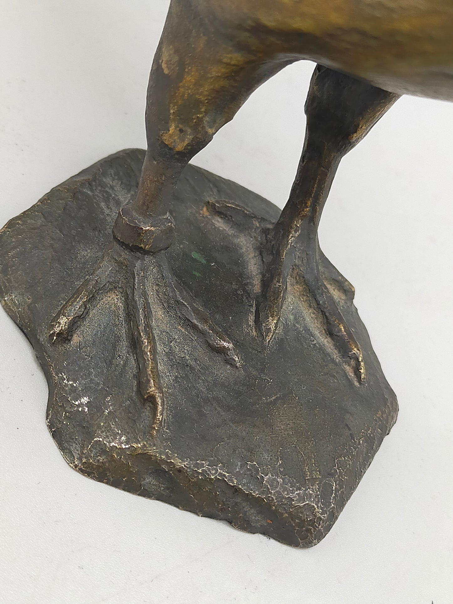 Antike Bronze Taube Figur – Tierskulptur auf Felssockel