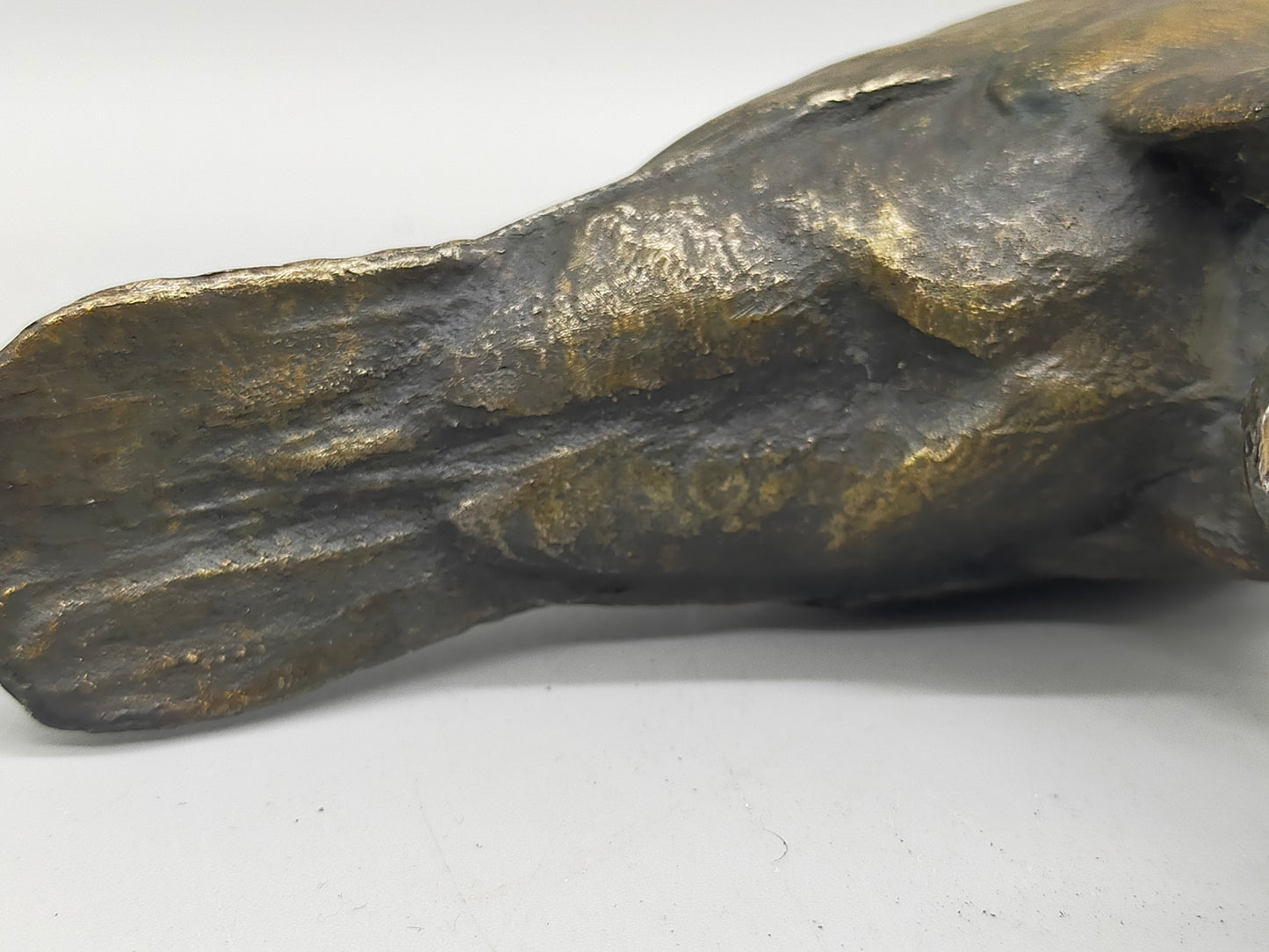 Antike Bronze Taube Figur – Tierskulptur auf Felssockel