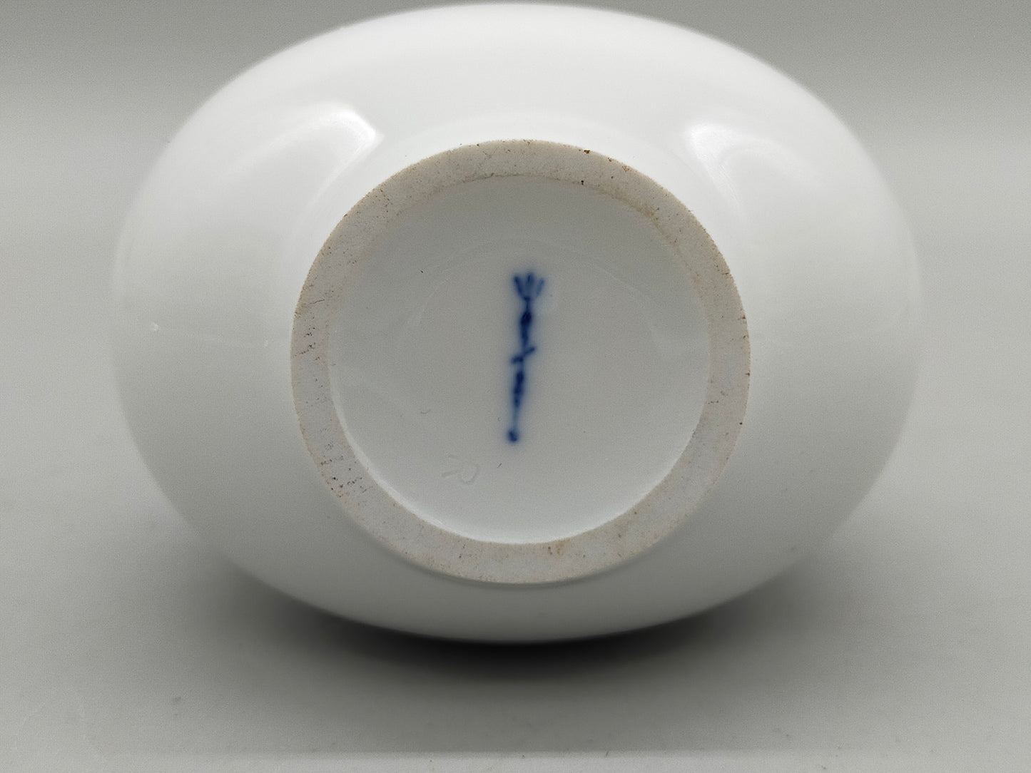 Meißener Porzellan Miniatur Vase – Klassisches Weißes Design
