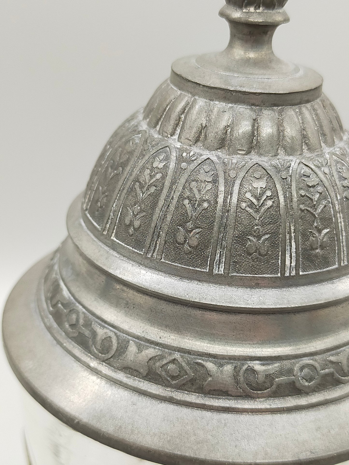 Antiker Glas Krug mit Zinndeckel Klassisches Design