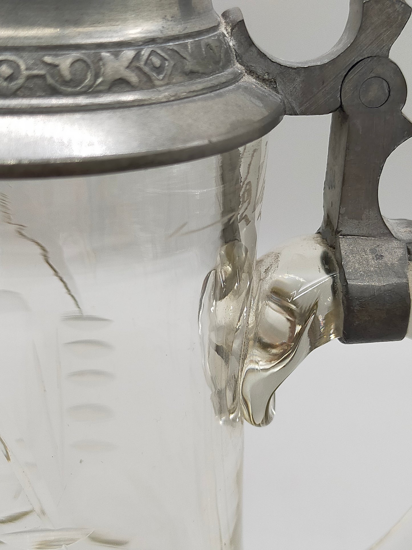 Antiker Glas Krug mit Zinndeckel Klassisches Design