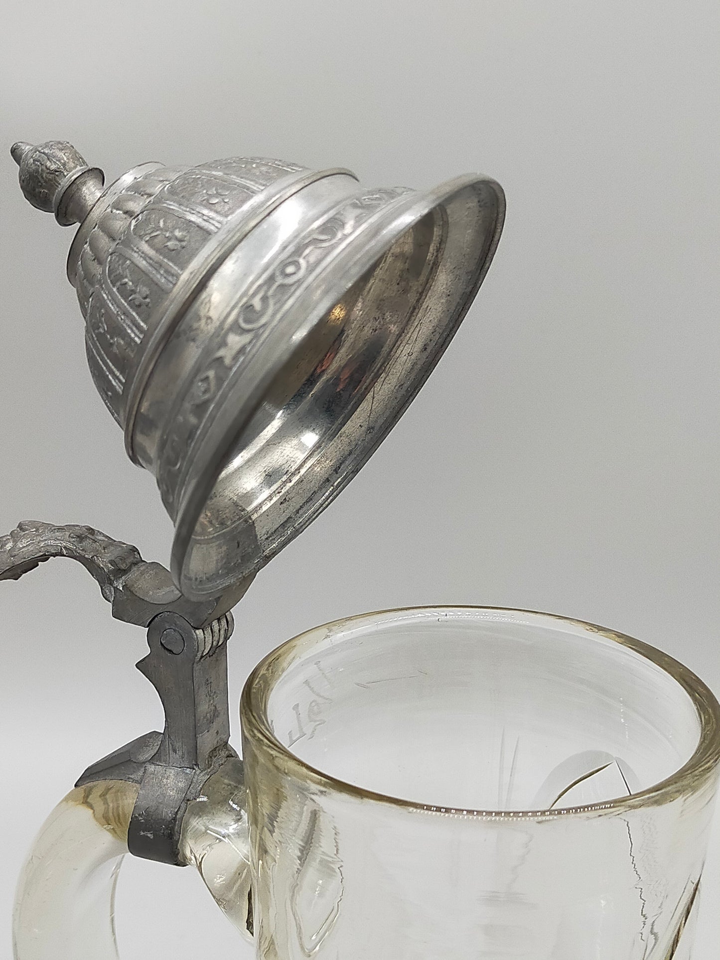 Antiker Glas Krug mit Zinndeckel Klassisches Design