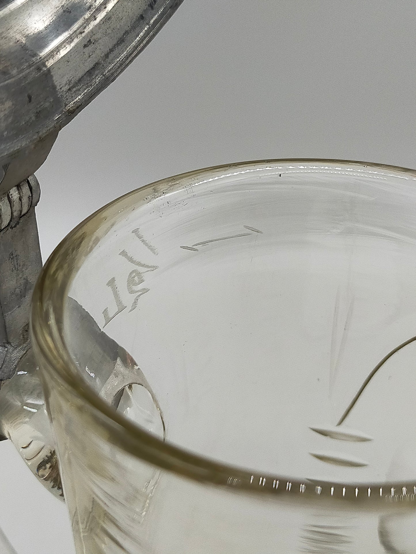 Antiker Glas Krug mit Zinndeckel Klassisches Design