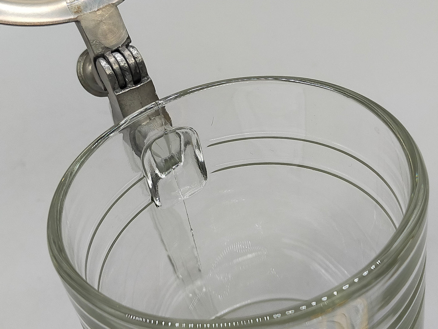 Klassischer WMF Krug aus Glas Mit Zinndeckel & Daumenruhe