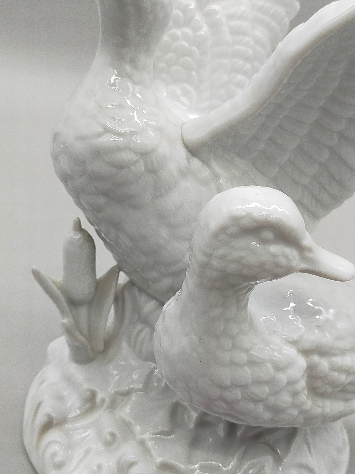 Exklusive Porzellan Figur Zwei Enten in Dynamischer Pose
